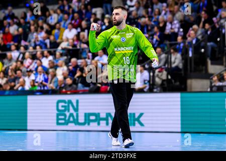 15. Dezember 2023, Baden-Württemberg, Stuttgart: Handball: 1. Bundesliga, Männer, Saison 2023/2024, TVB Stuttgart - HC Erlangen, Porsche Arena. Stuttgarter Torhüter Miljan Vujovic feiert. Foto: Tom Weller/dpa Stockfoto