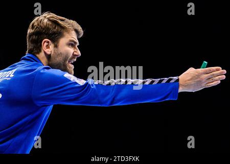 15. Dezember 2023, Baden-Württemberg, Stuttgart: Handball: 1. Bundesliga, Männer, Saison 2023/2024, TVB Stuttgart - HC Erlangen, Porsche Arena. Stuttgarter Trainer Michael Schweikardt gestikuliert. Foto: Tom Weller/dpa Stockfoto