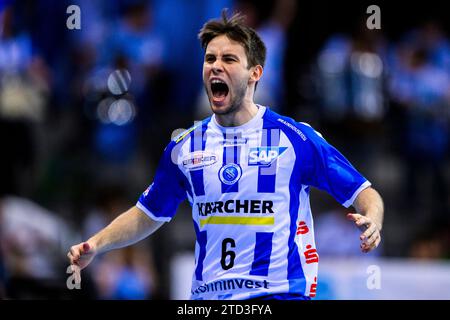 15. Dezember 2023, Baden-Württemberg, Stuttgart: Handball: 1. Bundesliga, Männer, Saison 2023/2024, TVB Stuttgart - HC Erlangen, Porsche Arena. Stuttgarter Daniel Fernández feiert. Foto: Tom Weller/dpa Stockfoto