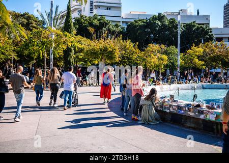 Tel Aviv, Israel - 15. Dezember 2023. Die Leute kommen, um anzubeten. Dizengoff Square Memorial, Plakate mit Gesichtern von Geiseln, die während der Zeit von der Hamas entführt wurden Stockfoto