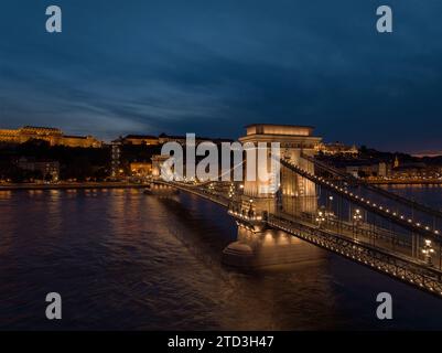 Blick aus der Vogelperspektive über die frisch renovierte Szechenyi Kettenbrücke mit Buda Schloss im Hintergrund. Budapest Luftbild der Stadt. Stockfoto