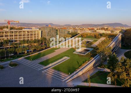 Nahaufnahme des Dachgartens des Ethnographischen Museums im Stadtpark Budapest. Stockfoto