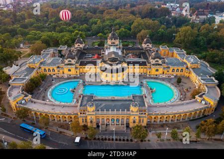 Budapest, Ungarn - aus der Vogelperspektive über das Szechenyi-Thermalbad neben dem Stadtpark. Stockfoto