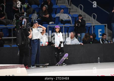 (231216) -- TOKIO, 16. Dezember 2023 (Xinhua) -- Cui Chenxi aus China reagiert während des Halbfinales der Frauen bei der Street Skateboarding Weltmeisterschaft 2023 in Tokio, Japan, 16. Dezember 2023. (Xinhua/Zhang Yiyi) Stockfoto