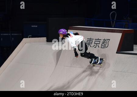 (231216) -- TOKIO, 16. Dezember 2023 (Xinhua) -- Cui Chenxi aus China tritt beim Halbfinale der Frauen bei der Street Skateboarding World Championships 2023 in Tokio, Japan, am 16. Dezember 2023 an. (Xinhua/Zhang Yiyi) Stockfoto