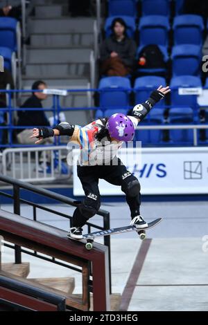 (231216) -- TOKIO, 16. Dezember 2023 (Xinhua) -- Cui Chenxi aus China tritt beim Halbfinale der Frauen bei der Street Skateboarding World Championships 2023 in Tokio, Japan, am 16. Dezember 2023 an. (Xinhua/Zhang Yiyi) Stockfoto