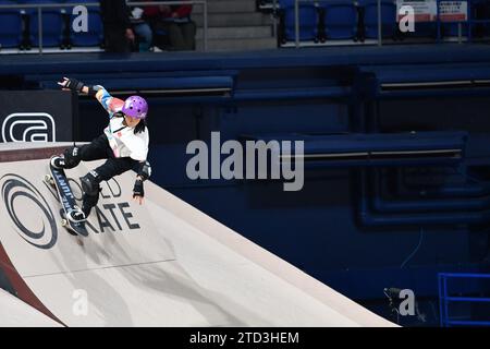 (231216) -- TOKIO, 16. Dezember 2023 (Xinhua) -- Cui Chenxi aus China tritt beim Halbfinale der Frauen bei der Street Skateboarding World Championships 2023 in Tokio, Japan, am 16. Dezember 2023 an. (Xinhua/Zhang Yiyi) Stockfoto