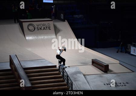 (231216) -- TOKIO, 16. Dezember 2023 (Xinhua) -- Fujisawa Nanaka aus Japan während des Halbfinales der Frauen bei den Street Skateboarding World Championships 2023 in Tokio, Japan, 16. Dezember 2023. (Xinhua/Zhang Yiyi) Stockfoto