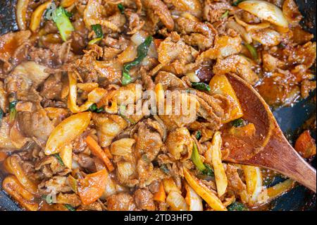 Traditionelles koreanisches Gericht mit gebratenem Schweinefleisch und verschiedenen Gemüsesorten mit Gochujang - Gochujang Bulgogi Stockfoto