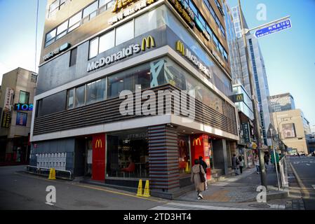 McDonalds Marke in Seoul, Südkorea am 13. Dezember 2023. (Foto: Efren Landaos/SIPA USA) Stockfoto