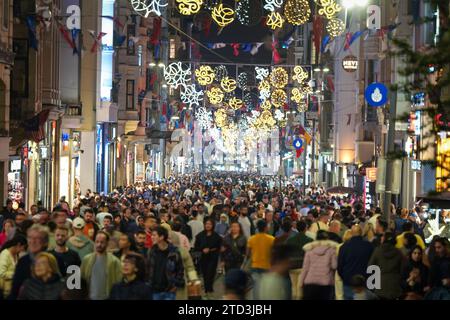 ISTANBUL, TURKIYE - 28. MAI 2023: Menschenmenge in der Istiklal-Straße am Abend Stockfoto