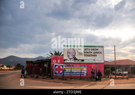 Ein Wahlplakat des ANC in den Straßen von Sekgakgapeng in Mokopane, Provinz Limpopo Stockfoto