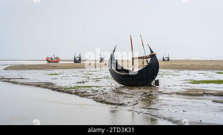 Malerisches Meerespanorama mit wunderschönen traditionellen Holzfischbooten, bekannt als Mondboote am Inani Beach, Cox's Bazar, Bangladesch Stockfoto