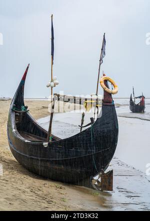 Vertikale Ansicht der malerischen traditionellen Holzfischboote, bekannt als Mondboote am Inani Beach, Cox's Bazar, Bangladesch Stockfoto