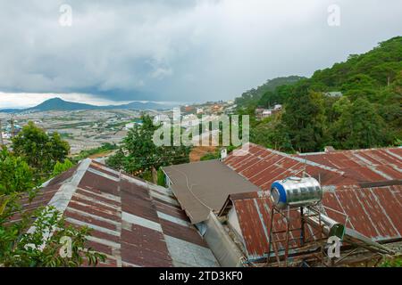 Blick von oben auf alte Häuser mit rostigem Metalldach an bewölktem Tag Stockfoto