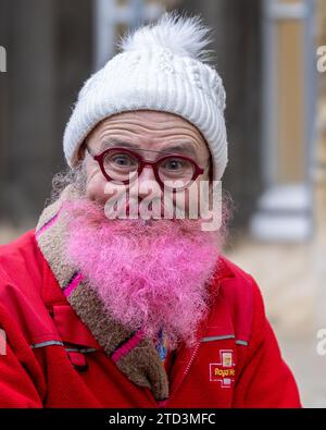 Postbote im Stadtzentrum von Oxford Stockfoto