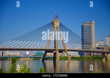 Seoul, Südkorea - 2. Juni 2023: Großer Blick auf die Olympische Brücke über den Han-Fluss mit Pyramidenzentrale Turm und Leuchtkabeln. Stockfoto