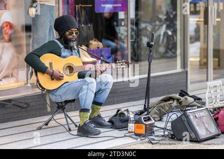 Mann, der auf der Straße herumläuft Stockfoto