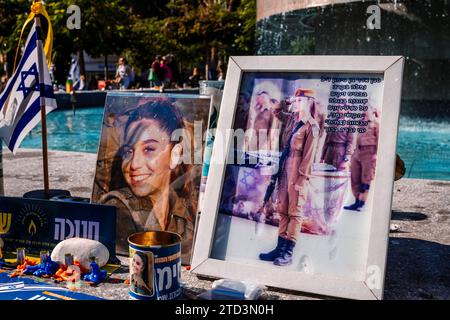 Tel Aviv, Israel - 15. Dezember 2023. Gedenkstätte am Dizengoff-Platz, Geschenke und Poster der Gesichter von Geiseln, die während des 7. Oktober 2 von der Hamas entführt wurden Stockfoto