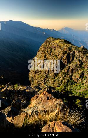 Entdecken Sie die Schönheit Saudi-Arabiens. Außergewöhnliche Landschaft der Asir Berge, Sarawat Gebirge in Billasmar Gebiet. Stockfoto