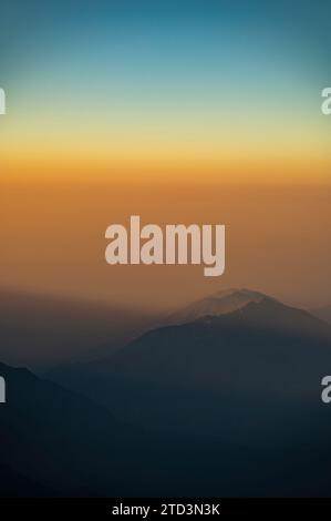 Entdecken Sie die Schönheit Saudi-Arabiens. Außergewöhnliche Landschaft der Asir Berge, Sarawat Gebirge in Billasmar Gebiet. Stockfoto