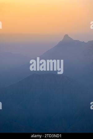 Entdecken Sie die Schönheit Saudi-Arabiens. Außergewöhnliche Landschaft der Asir Berge, Sarawat Gebirge in Billasmar Gebiet. Stockfoto