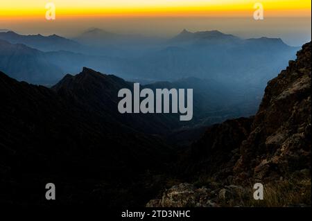 Entdecken Sie die Schönheit Saudi-Arabiens. Außergewöhnliche Landschaft der Asir Berge, Sarawat Gebirge in Billasmar Gebiet. Stockfoto