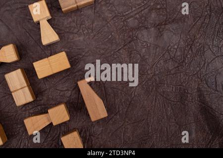 Minimale Holzschachteile auf strukturiertem braunem Lederhintergrund Stockfoto