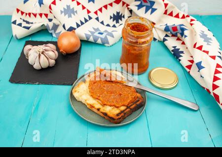 Traditionelle rumänische Küche mit Gemüseaufstrich ( Zacusca) auf einer einzigen Scheibe Toast Stockfoto