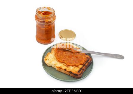 Traditionelles rumänisches Essen mit Gemüseaufstrich (Rumänisch: Zacusca) auf einer einzigen Scheibe Toastbrot isoliert auf weiß Stockfoto