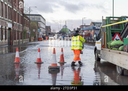 Kidderminster, Großbritannien. Dezember 2023. Eine große Überschwemmung als geplatzte Wasserleitung lässt eine Stadt in den Midlands ohne Wasser zurück. Eine 24-Zoll-Wasserleitung platzte in den frühen Morgenstunden, während sich Unternehmen auf ein geschäftiges Weihnachtswochenende vorbereiten. Einige Unternehmen können heute nicht eröffnet werden, während einige Bewohner in Wohnungen über den Grundstücken eingeschlossen werden, bis das Hochwasser abklingt. Quelle: Lee Hudson/Alamy Live News Stockfoto