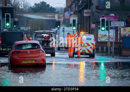 Kidderminster, Großbritannien. Dezember 2023. Eine große Überschwemmung als geplatzte Wasserleitung lässt eine Stadt in den Midlands ohne Wasser zurück. Eine 24-Zoll-Wasserleitung platzte in den frühen Morgenstunden, während sich Unternehmen auf ein geschäftiges Weihnachtswochenende vorbereiten. Einige Unternehmen können heute nicht eröffnet werden, während einige Bewohner in Wohnungen über den Grundstücken eingeschlossen werden, bis das Hochwasser abklingt. Quelle: Lee Hudson/Alamy Live News Stockfoto