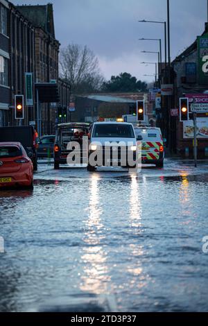 Kidderminster, Großbritannien. Dezember 2023. Eine große Überschwemmung als geplatzte Wasserleitung lässt eine Stadt in den Midlands ohne Wasser zurück. Eine 24-Zoll-Wasserleitung platzte in den frühen Morgenstunden, während sich Unternehmen auf ein geschäftiges Weihnachtswochenende vorbereiten. Einige Unternehmen können heute nicht eröffnet werden, während einige Bewohner in Wohnungen über den Grundstücken eingeschlossen werden, bis das Hochwasser abklingt. Quelle: Lee Hudson/Alamy Live News Stockfoto