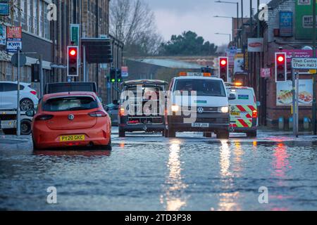 Kidderminster, Großbritannien. Dezember 2023. Eine große Überschwemmung als geplatzte Wasserleitung lässt eine Stadt in den Midlands ohne Wasser zurück. Eine 24-Zoll-Wasserleitung platzte in den frühen Morgenstunden, während sich Unternehmen auf ein geschäftiges Weihnachtswochenende vorbereiten. Einige Unternehmen können heute nicht eröffnet werden, während einige Bewohner in Wohnungen über den Grundstücken eingeschlossen werden, bis das Hochwasser abklingt. Quelle: Lee Hudson/Alamy Live News Stockfoto