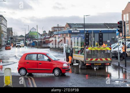 Kidderminster, Großbritannien. Dezember 2023. Eine große Überschwemmung als geplatzte Wasserleitung lässt eine Stadt in den Midlands ohne Wasser zurück. Eine 24-Zoll-Wasserleitung platzte in den frühen Morgenstunden, während sich Unternehmen auf ein geschäftiges Weihnachtswochenende vorbereiten. Einige Unternehmen können heute nicht eröffnet werden, während einige Bewohner in Wohnungen über den Grundstücken eingeschlossen werden, bis das Hochwasser abklingt. Quelle: Lee Hudson/Alamy Live News Stockfoto