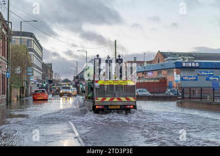 Kidderminster, Großbritannien. Dezember 2023. Eine große Überschwemmung als geplatzte Wasserleitung lässt eine Stadt in den Midlands ohne Wasser zurück. Eine 24-Zoll-Wasserleitung platzte in den frühen Morgenstunden, während sich Unternehmen auf ein geschäftiges Weihnachtswochenende vorbereiten. Einige Unternehmen können heute nicht eröffnet werden, während einige Bewohner in Wohnungen über den Grundstücken eingeschlossen werden, bis das Hochwasser abklingt. Quelle: Lee Hudson/Alamy Live News Stockfoto