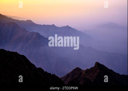 Entdecken Sie die Schönheit Saudi-Arabiens. Außergewöhnliche Landschaft der Asir Berge, Sarawat Gebirge in Billasmar Gebiet. Stockfoto