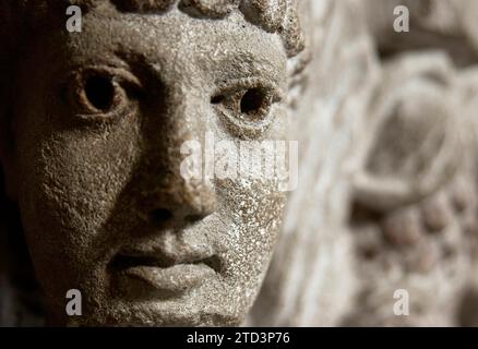 Mozac. Die Atlanten. Skulpturen der Stiftskirche Saint-Pierre. Puy de Dome. Auvergne-Rhone-Alpes. Frankreich Stockfoto