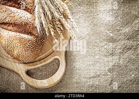 Schnitzerbrett Brot Weizen Ohren auf Sacking Hintergrund Stockfoto