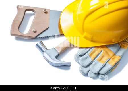 Helm Handsäge Klauenhammer Handschuhe isoliert auf weiß Stockfoto