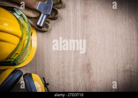 Hammer Schutzbrille Leder Sicherheitshandschuhe Bauhelm Gehörschutz Stockfoto