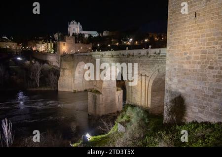 San Martin's Bridge überquert den Tejo in Toledo, Spanien bei Nacht beleuchtet Stockfoto