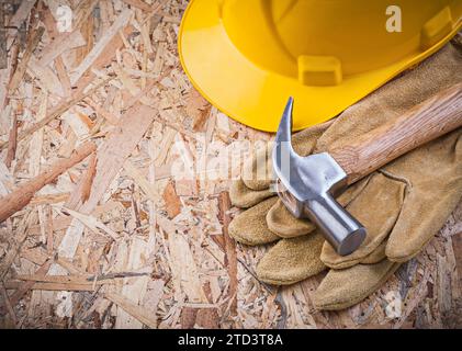 Satz Klauenhammer Schutzhelm Lederhandschuhe Construction Concept Stockfoto