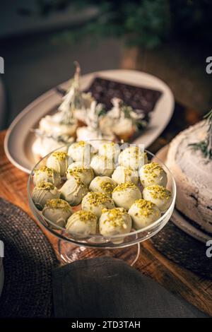 Pistazienkugeln mit weißer Schokolade auf dem Dessertteller Stockfoto