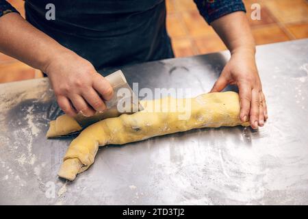 Zubereitung von Mohnsamen Babka, traditioneller jüdischer, brotartiger Kuchen mit Mohnsamen Stockfoto