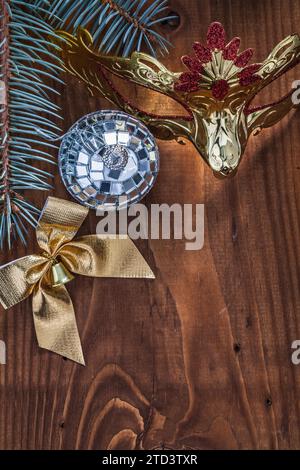 Weihnachtsschleife Kugelmaske Zweig des Tannenbaums auf Vintage Holzbrett Stockfoto