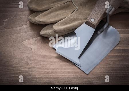 Palettenmesser, Kelle und Lederhandschuhe, Nahaufnahme Stockfoto