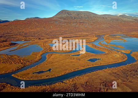 Drohnenaufnahme, Blick auf das Tal Vistasvagge mit dem sich schlängelnden Fluss Vistasjakka und unzähligen kleinen Seen, Birkenwäldern, Herbst, intensive Farben Stockfoto