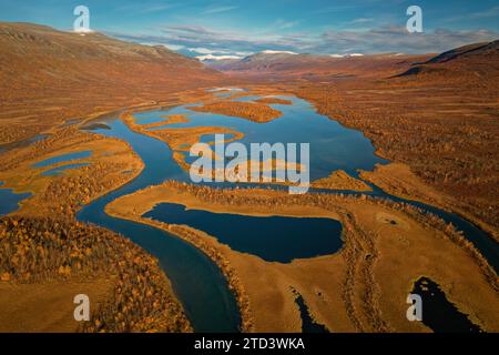 Drohnenaufnahme, Blick auf das Tal Vistasvagge mit dem sich schlängelnden Fluss Vistasjakka und unzähligen kleinen Seen, Birkenwäldern, Herbst, intensive Farben Stockfoto