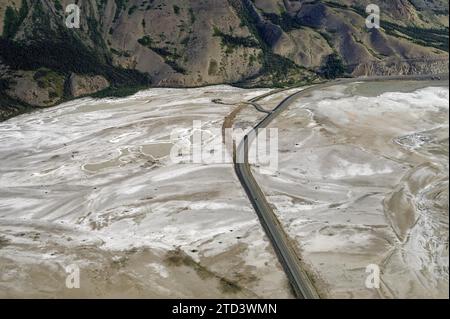 Luftaufnahme des Alaska Highway im Slims River Valley, mit Sheep Mountain im Hintergrund, Yukon Territory, Kanada Stockfoto